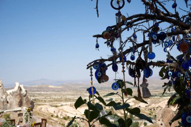 Avanos, Türkiye-8 Ekim 2021: Renkli hediyelik eşya satan sokak hediyelik eşya dükkanının manzarası. Antik kentteki hediyelik eşya dükkanı. Kapadokya hatıraları. Seyahat ve turizm kavramı                                  