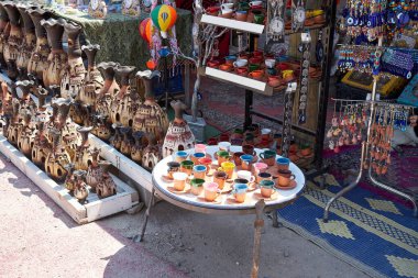 Avanos, Türkiye-8 Ekim 2021: Renkli hediyelik eşya satan sokak hediyelik eşya dükkanının manzarası. Antik kentteki hediyelik eşya dükkanı. Kapadokya hatıraları. Seyahat ve turizm kavramı                                  