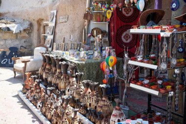 Avanos, Türkiye-8 Ekim 2021: Renkli hediyelik eşya satan sokak hediyelik eşya dükkanının manzarası. Antik kentteki hediyelik eşya dükkanı. Kapadokya hatıraları. Seyahat ve turizm kavramı                                  