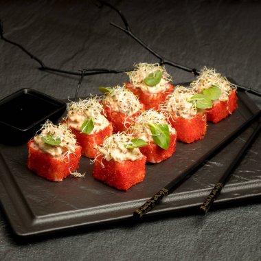 Karanlık bir arka planda iştah açıcı suşi.