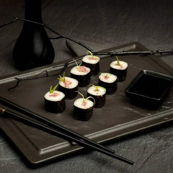 Sushi Apetitoso Fundo Escuro — Fotografia de Stock