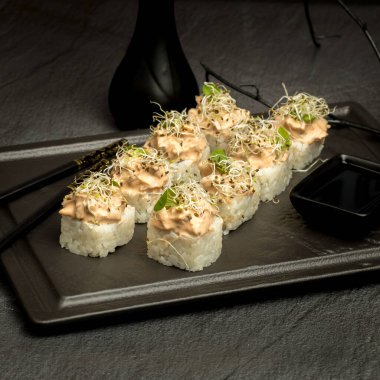 Karanlık bir arka planda iştah açıcı suşi.