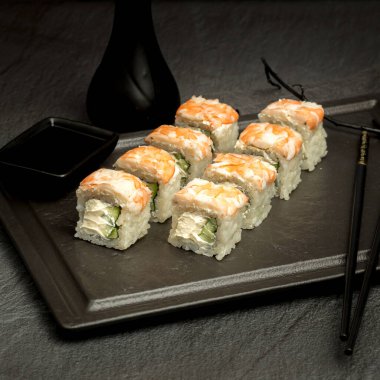 Karanlık bir arka planda iştah açıcı suşi.