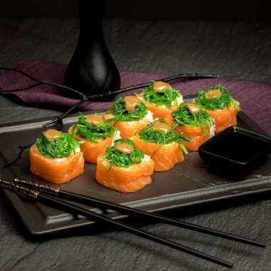 Karanlık bir arka planda iştah açıcı suşi.