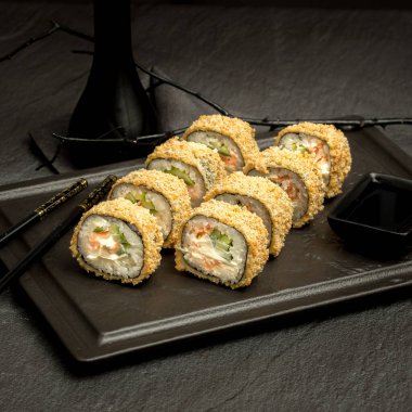 Karanlık bir arka planda iştah açıcı suşi.