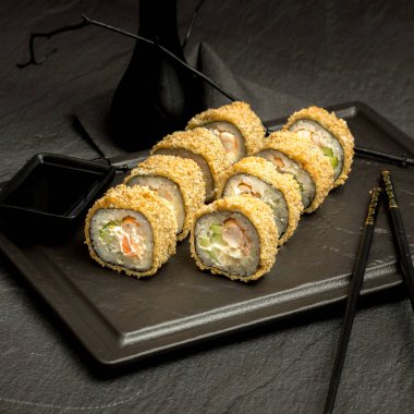 Karanlık bir arka planda iştah açıcı suşi.