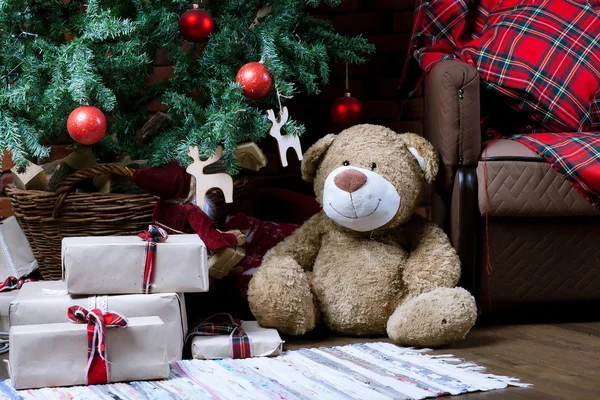 Urso de peluche debaixo da árvore de Natal — Fotografia de Stock