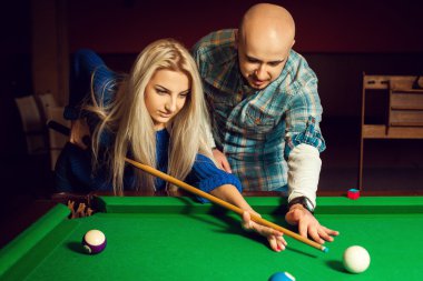 çekici bir adam kadın Bilardo masası üzerinde oyun başlar öğretir