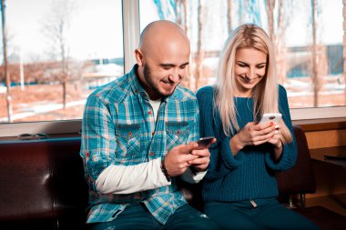 güzel modern çift online mobil aygıtlarla iletişim kurmak için kullandığı