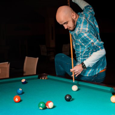 zor vurmak bilardo masasında bir oyuncu gerçekleştirmek için hazırlanıyor