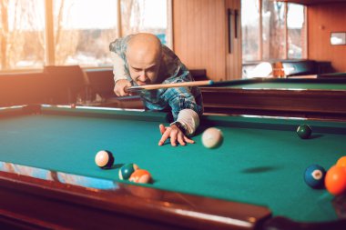 adam havuz bilardo oyunu çok güçlü bir darbe yapar