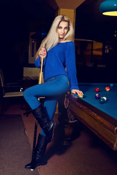 Belleza joven dama juega al billar en la mesa de billar — Foto de Stock