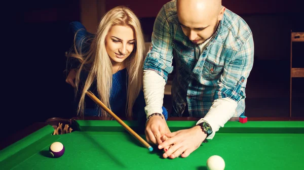 Glamour couple plays billiard for the first time — Stock Photo, Image