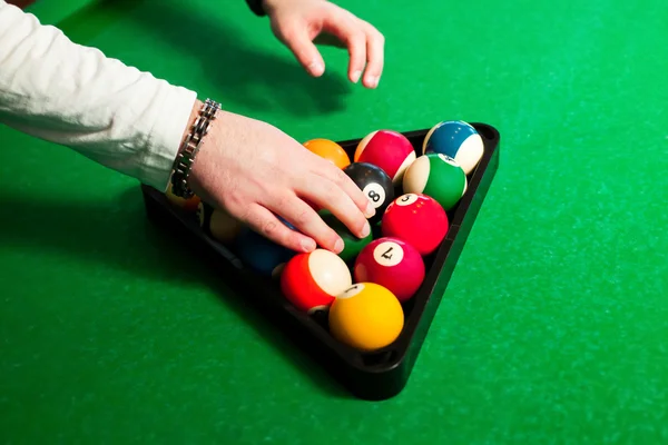 Male hands to place the balls in the triangle to play eight ball — Stock Photo, Image