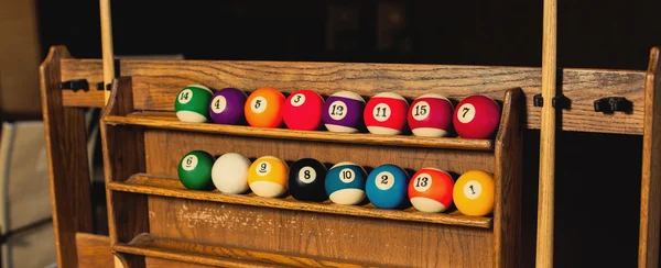 Conjunto de bolas para un juego de billar en la piscina en los estantes — Foto de Stock