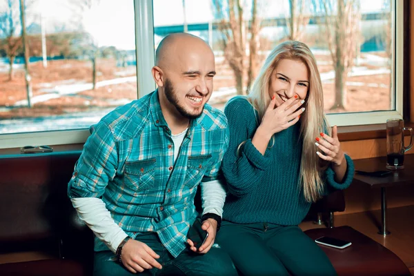 Jovem casal bonito se divertindo — Fotografia de Stock