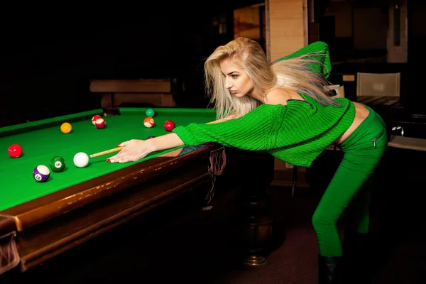Stijlvolle jonge mooie blonde speelt pool biljart — Stockfoto