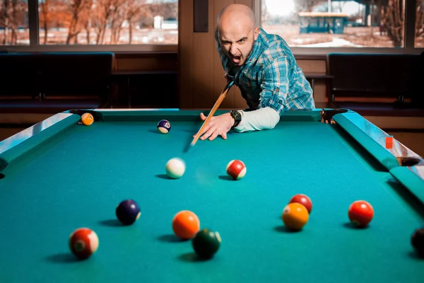 Joven chico juega billar piscina — Foto de Stock