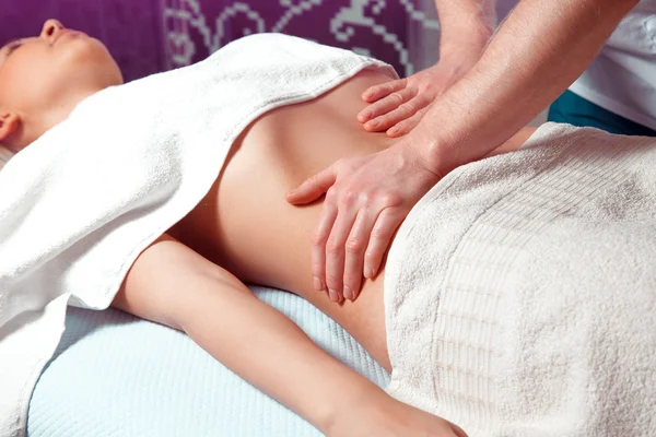 Primer plano foto de masajista terapeuta hace vientre masaje para chica —  Fotos de Stock
