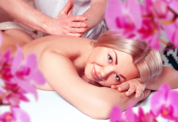 Щаслива молода блондинка розслабляється в масажному салоні — стокове фото