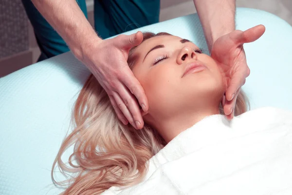 Masajista haciendo masaje en la cabeza de una mujer adulta en el spa salo —  Fotos de Stock