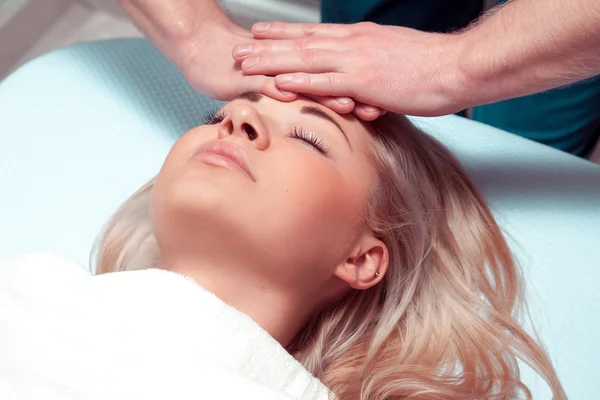 Masseur doing massage the head of caucasian woman in the spa sal — Φωτογραφία Αρχείου