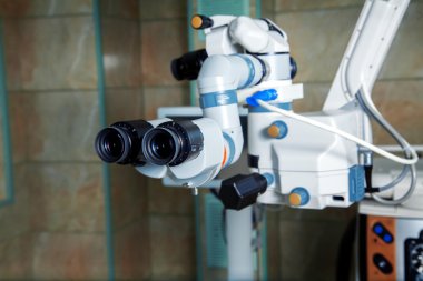 bir laboratuvar çalışma bir mikroskop fotoğrafı kapatın