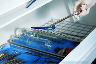 Doktor çalışması için gerekli steril öğeler alır