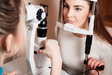Hastanın göz kliniğinde bir göz muayenesi sırasında