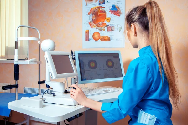 Mujer rubia médico trabajo con el ordenador en la oficina —  Fotos de Stock