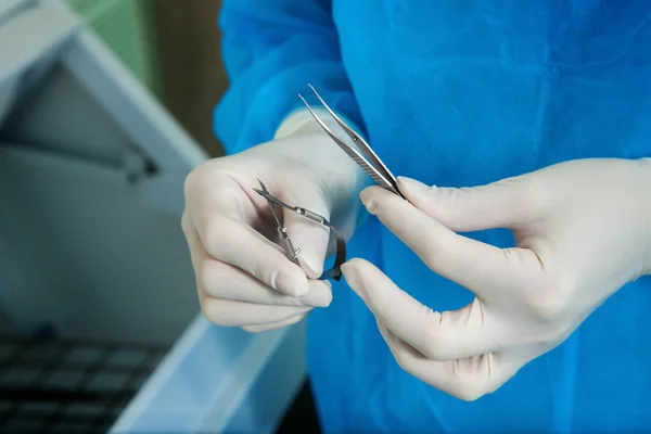 Macro foto del médico obtiene artículos estériles necesarios para la operación —  Fotos de Stock