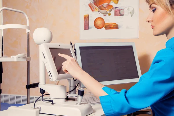 Portrait de belle jeune médecin blonde travaillant au calcul — Photo