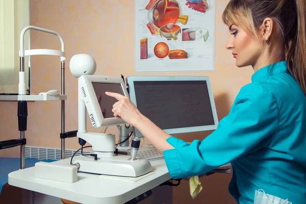 Vrouw arts werkt bij het tocuh scherm computer in kabinet — Stockfoto