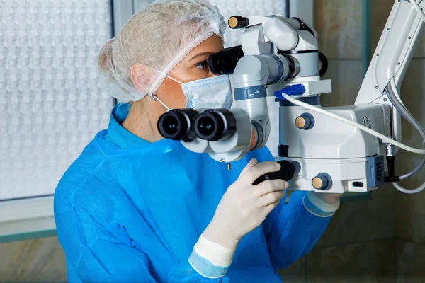 Médico cirujano femenino realizando corrección de la visión ocular láser ope —  Fotos de Stock