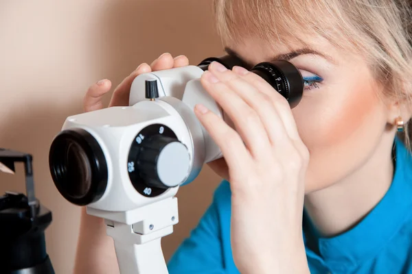 Giovane affascinante medico optometrista al lavoro con il dispositivo per te — Foto Stock