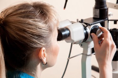 Vizyon kontrol etmek için iş makine, ciddi doktor