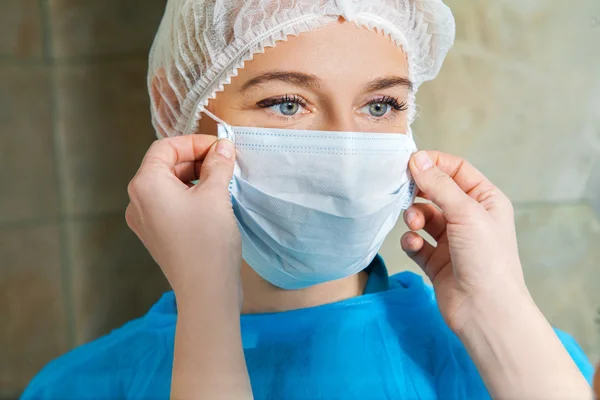 Portrait of a woman doctor wearing of filter mask for operation — Stock Photo, Image