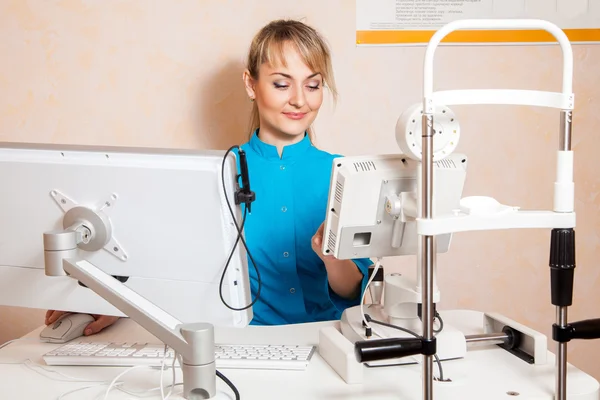 Belle femme médecin travaillant dans un cabinet à l'ordinateur et — Photo