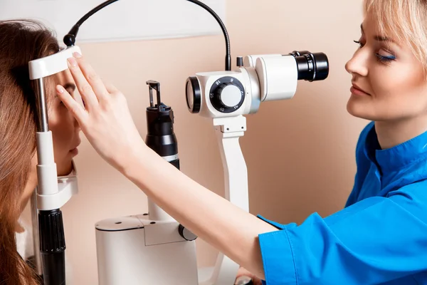 Ögonläkare kontrollerar syn på hennes patient — Stockfoto