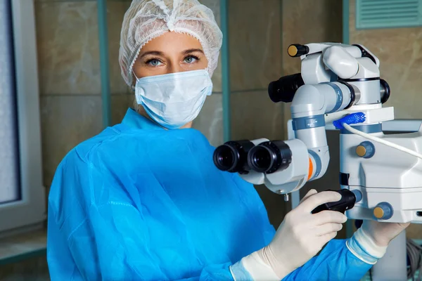 Optometrista se preparando para cirurgia ocular — Fotografia de Stock