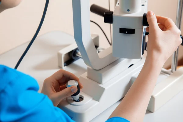 Foto ravvicinata del medico sulla macchina da lavoro per il controllo della visione — Foto Stock