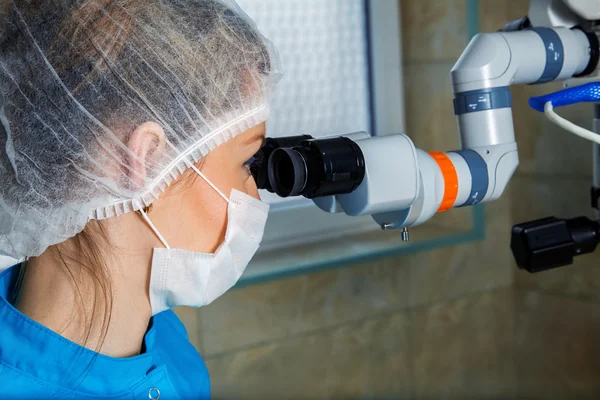 Close up retrato de médico com microscópio de operação — Fotografia de Stock