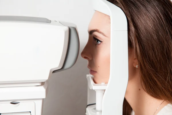 Όμορφη νεαρή κοπέλα ελέγχει όραση σε Autoceratorefractometers — Φωτογραφία Αρχείου