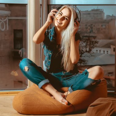 neşeli büyüleyici genç kadın kulaklık müzik dinlerken