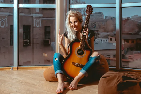 그녀의 손에 기타와 함께 비명을 지르는 아름다움 금발의 여자의 사진 — 스톡 사진
