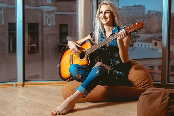 Güzel kız gülümseyen ve gitar oynarken eğlenmek — Stok fotoğraf