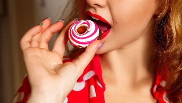 Closeup photo of beauty woman eats cookie with cream — Stock Photo, Image