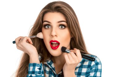 Brus ile stüdyoda eğlenceli makyaj sanatçısı kadının yakın portresi