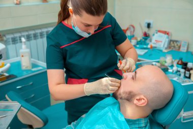 Çekici esmer kadın hastanın ezik tedavi dişleri