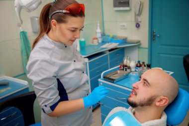 diş ofisinde doktor resepsiyonda yakışıklı adam